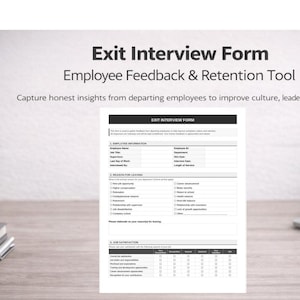 Puede incluir: Un formulario de "Entrevista de Salida" impreso en un escritorio, diseñado para la retroalimentación y retención de empleados. El formulario incluye secciones para información del empleado, motivos de salida y satisfacción laboral. También se ven un portátil, un cuaderno, un bolígrafo y una pequeña planta.