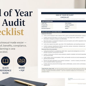 Op de afbeelding: Een HR-auditchecklist voor het einde van het jaar met de titel "End of Year HR Audit Checklist". Bevat een checklist van 8 pagina's, een snelle referentiegids en Word + PDF-opties. Een zwarte mok en pen zijn zichtbaar.
