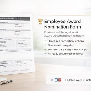 Può includere: Modulo di nomina per il premio dipendenti. Documento bianco con sezioni per le informazioni sul nominatore e sul nominato, categorie di premi e giustificazione. Su una scrivania di legno con un laptop, una penna e una piccola pianta. Testo: "Employee Award Nomination Form".