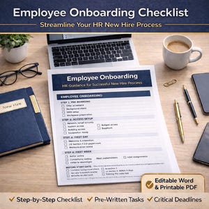 Op de afbeelding: Een checklist voor onboarding van werknemers met de titel "Employee Onboarding Checklist" en de ondertitel "Streamline Your HR New Hire Process". De checklist ligt op een houten bureau met een laptop, koffie, pennen en een notitieboek.