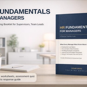 Könnte beinhalten: Ein marineblaues und weißes Trainingsheft mit dem Titel "HR Fundamentals for Managers". Das Heft enthält Informationen zu Arbeitsrecht, Dokumentation und Mitarbeiterbeschwerden. Der Umschlag enthält auch den Text "Practical Training Guide".