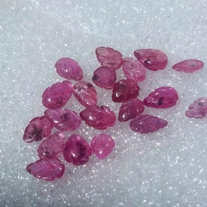 Lote de gemas de rubí rosa natural talladas a mano en forma de hoja (31 ct, 22 piezas) para la fabricación de joyas.