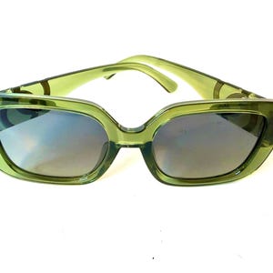 Free People Green- Tortoiseshell Cat-Eye Gradient Green Lenses Retro Sunglasses Free People Oversized Aviator Sunglasses - Pine Green  main image 4