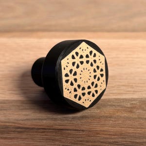 Bouton de meuble orné d'un motif japonais Kumiko sakura (fleurs de cerisier) | Vis assortie incluse | Compatible avec les meubles Kallax, Malm, Hemnes, Pax et Billy