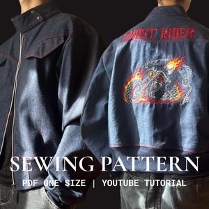 Puede incluir: Una chaqueta de mezclilla azul oscuro con cuello alto, cremallera frontal y costuras rojas. La parte trasera muestra un bordado de una calavera en llamas sobre una motocicleta con el texto GHOST RIDER. El texto dice SEWING PATTERN PDF ONE SIZE.