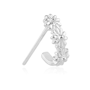 Puede incluir: Anillo de nariz de plata con un delicado diseño de cuatro pequeñas flores de margarita.