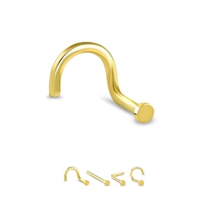 Puede incluir: Un conjunto de cuatro anillos de nariz de oro. Los anillos son de diferentes estilos, incluyendo un aro, una barra recta, una barra curva y una barra en forma de L. Todos los anillos tienen una pequeña bola redonda en el extremo.