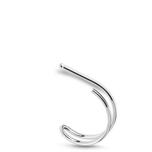 Puede incluir: Un piercing de nariz plateado con un diseño curvo. El piercing tiene un poste recto con un extremo redondeado, y la parte curva tiene un diseño de doble bucle. La joya está sobre un fondo blanco.