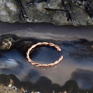 14K Solid Rose Gold Nasenschmuck, Twisted Half Hoop, Offener Nasenring Wählen Sie Ihre Größe 1/4 "9/32" 5/16" 3/8" Wählen Sie Ihre Stärke 22G 20G 18G