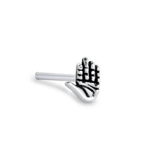 Könnte beinhalten: Silberner Nasenring mit einem kleinen Handdesign.