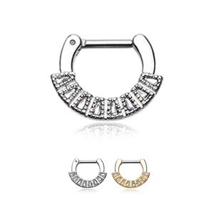 Peut inclure: Un anneau de septum en argent et or avec un motif décoratif de petites pierres claires. L'anneau est ouvert d'un côté et possède une fermeture à charnière.