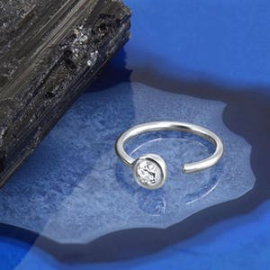 14K Solid White Gold Nasenschmuck, offener Nasenreifen, halber Reifen, Nasenring, klare 2 mm Lünette CZ. 5/16 "- 8 mm. Wählen Sie Ihre Stärke 22G, 20G, 18G