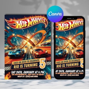 Puede incluir: Una invitación de cumpleaños con el tema de Hot Wheels, que muestra coches de carreras en una pista. El diseño incluye el texto "Race on over to celebrate Rio is turning 5" y los detalles del evento. La invitación se muestra en una impresión y un smartphone.