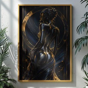 Puede incluir: Una impresi&oacute;n de arte mural rectangular en un marco dorado que presenta la silueta oscura y brillante de una figura de pie dentro de un gran c&iacute;rculo dorado. La obra utiliza tonos negro profundo y azul marino con acentos dorados.