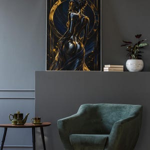 Puede incluir: Una impresi&oacute;n de arte mural rectangular que presenta una figura estilizada con un acabado oscuro y brillante y detalles dorados. La obra muestra a una persona vista desde atr&aacute;s, enmarcada por un gran c&iacute;rculo dorado sobre un fondo azul y negro.