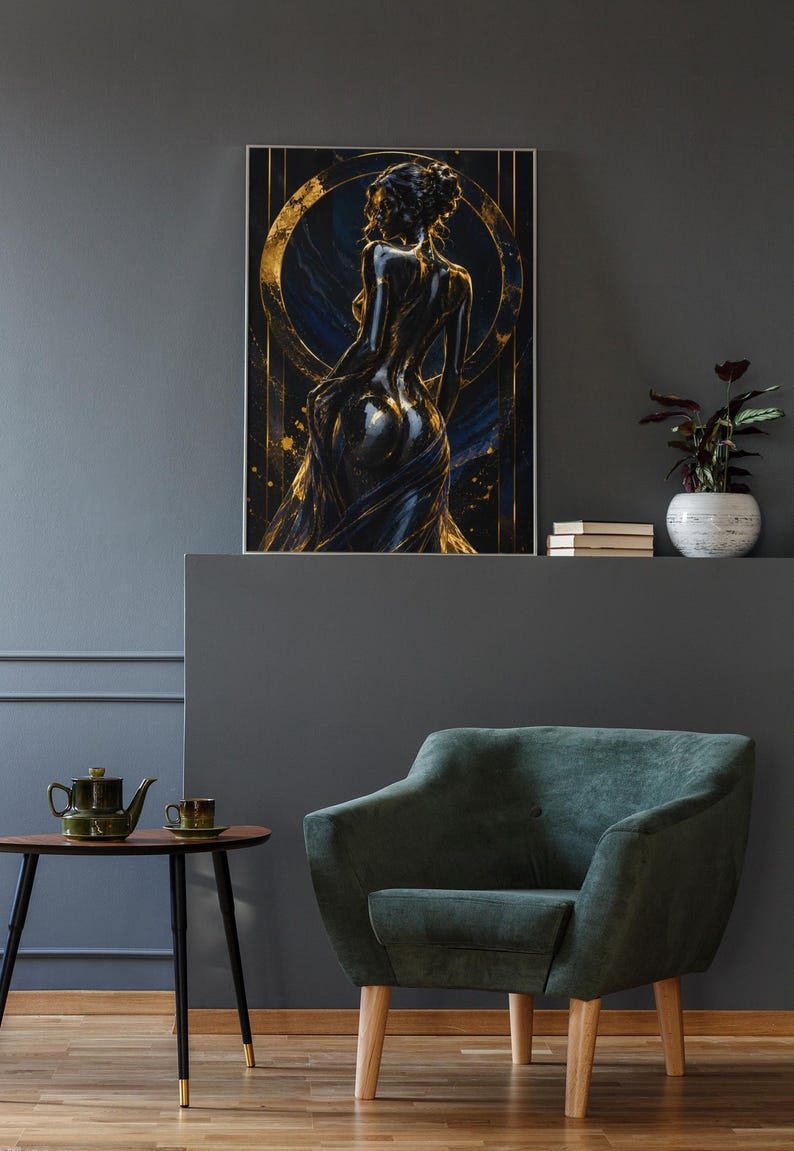 Puede incluir: Una impresi&oacute;n de arte mural rectangular que presenta una figura estilizada con un acabado oscuro y brillante y detalles dorados. La obra muestra a una persona vista desde atr&aacute;s, enmarcada por un gran c&iacute;rculo dorado sobre un fondo azul y negro.