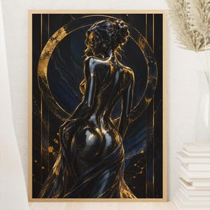 Puede incluir: Una impresi&oacute;n de arte mural enmarcada que muestra una figura negra brillante con detalles dorados, vista desde atr&aacute;s. La figura est&aacute; centrada dentro de un gran c&iacute;rculo dorado sobre un fondo azul oscuro y negro con l&iacute;neas doradas verticales y motas doradas.