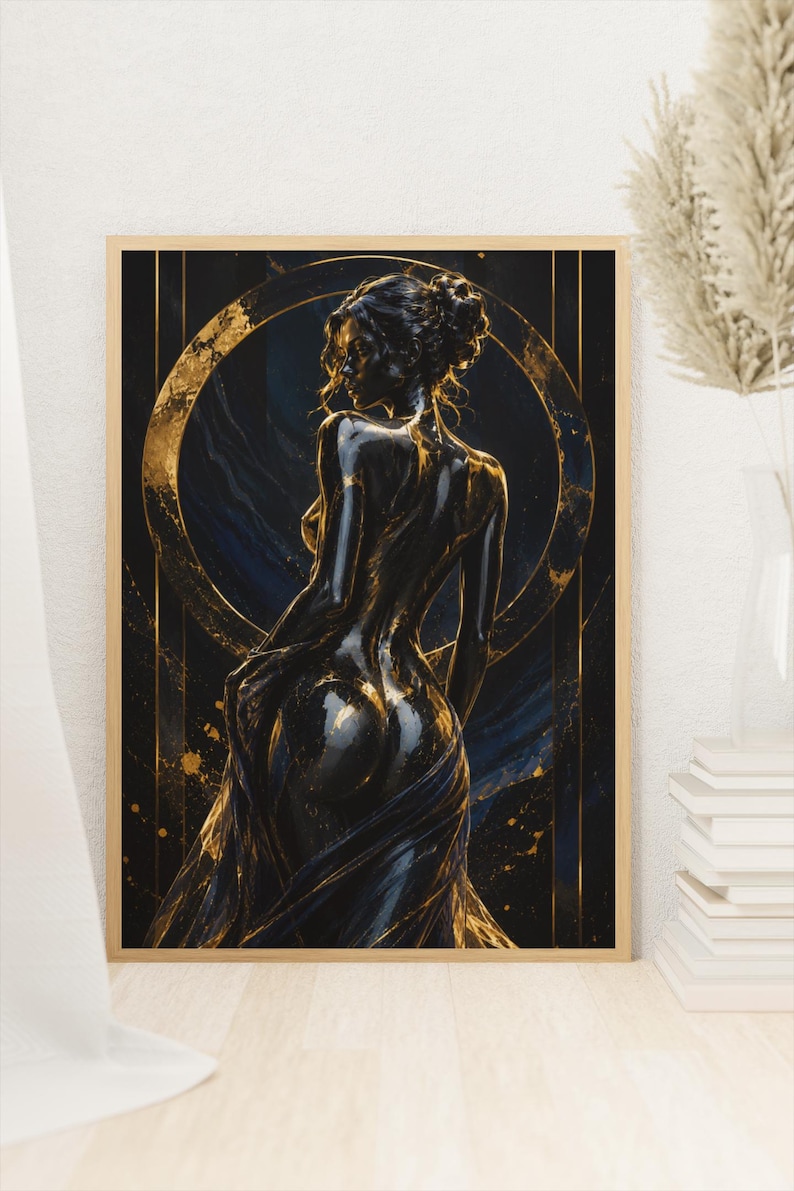 Puede incluir: Una impresi&oacute;n de arte mural enmarcada que muestra una figura negra brillante con detalles dorados, vista desde atr&aacute;s. La figura est&aacute; centrada dentro de un gran c&iacute;rculo dorado sobre un fondo azul oscuro y negro con l&iacute;neas doradas verticales y motas doradas.