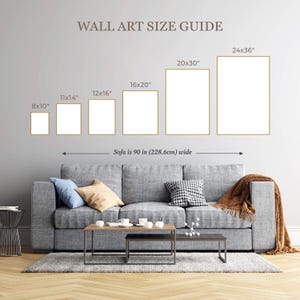 Puede incluir: Una gu&iacute;a de tama&ntilde;os para arte mural que muestra seis marcos rectangulares de 8x10, 11x14, 12x16, 16x20, 20x30 y 24x36 pulgadas. Debajo, un sof&aacute; gris se indica con 228,6 cm de ancho como referencia visual de escala para las l&aacute;minas.