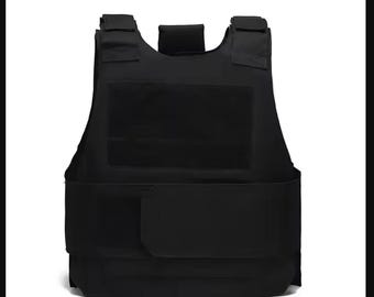 Op de afbeelding: Een zwart tactisch vest met verstelbare bandjes en een groot voorpaneel. Het vest heeft een klittenbandsluiting aan de voorkant en op de schouderbanden. Het vest is ontworpen voor bescherming en is gemaakt van duurzaam materiaal.