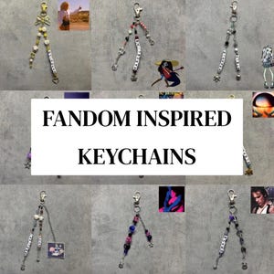 Puede incluir: Una colección de llaveros hechos a mano con varios dijes, cuentas y detalles de nombres personalizados. Los llaveros presentan una variedad de colores y diseños, con el texto "FANDOM INSPIRED KEYCHAINS" en el centro. Cada llavero tiene un cierre plateado.