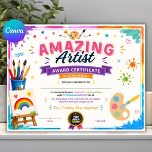 Puede incluir: Un certificado de premio rectangular titulado Amazing Artist con salpicaduras de pintura coloridas, un vaso azul lleno de pinceles, un pequeño caballete con un arcoíris y una insignia de estrella dorada con el texto You Are A Star.