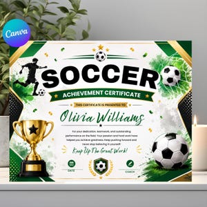 Pode incluir: Um certificado de conquista de futebol com o texto SOCCER ACHIEVEMENT CERTIFICATE, apresentado a Olivia Williams. O design inclui um troféu dourado, bolas de futebol, detalhes em verde e dourado e espaço para data e assinatura do treinador.
