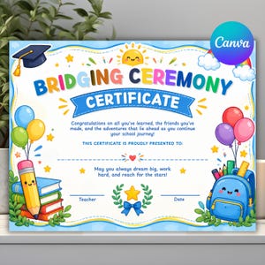 Op de afbeelding: Een Bridging Ceremony certificaat met een afstudeerhoed, een lachende zon, kleurrijke ballonnen, een stapel boeken met een potlood en een blauwe rugzak. De tekst luidt: Bridging Ceremony Certificate, Congratulations on all you've learned, This certificate is proudly presented to, May you always dream big, work hard, and reach for the stars.