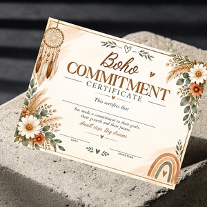 K&ouml;nnte beinhalten: Ein rechteckiges Zertifikat mit dem Titel Boho COMMITMENT CERTIFICATE und dem Text This certifies that has made a commitment to their goals, their growth and their future. Small steps. Big dreams. Es zeigt einen Traumf&auml;nger, Blumen und einen Regenbogen.