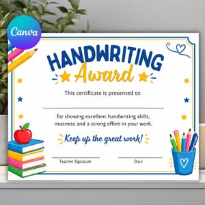 Puede incluir: Un certificado blanco titulado HANDWRITING Award en texto azul y amarillo. Incluye una pila de cuatro libros coloridos con una manzana roja, un portalápices azul con bolígrafos y estrellas amarillas. El texto dice This certificate is presented to, for showing excellent handwriting skills, neatness and a strong effort in your work. Keep up the great work!, Teacher Signature y Date.