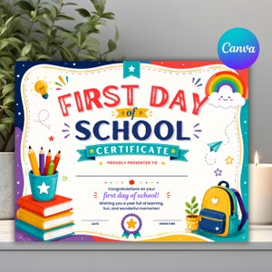 Puede incluir: Un certificado blanco para el primer día de escuela con ilustraciones coloridas de libros, un portalápices, una mochila, un arcoíris y una bombilla. El texto dice First Day of School Certificate, Proudly Presented To y Congratulations.