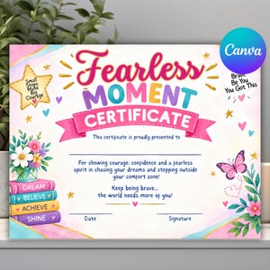 Op de afbeelding: Een rechthoekig Fearless Moment certificaat met roze, paarse en blauwe tekst. Het bevat een stapel boeken met de labels Dream, Believe, Achieve, Shine, een boeket bloemen, een roze vlinder en gouden sterren. De tekst bevat Small Steps Make Big Courage en Brave Be You You Got This.
