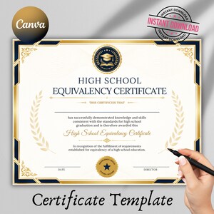 Op de afbeelding: Een sjabloon voor een High School Equivalency Certificate met een marineblauwe en gouden rand en laurierbladeren. De tekst luidt High School Equivalency Certificate, met een centraal embleem van een afstudeerhoed en een rond zegel.