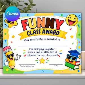 Op de afbeelding: Een rechthoekig Funny Class Award certificaat met een gele potloodfiguur met zonnebril, een stapel boeken met een afstudeerhoed en een lachende emoji. De tekst luidt: Funny Class Award, This certificate is awarded to, For bringing laughter, smiles and a little bit of silliness to our classroom!, Teacher's Signature, en Date.