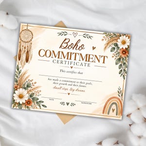 K&ouml;nnte beinhalten: Ein rechteckiges Zertifikat mit dem Titel Boho COMMITMENT CERTIFICATE, verziert mit einem Traumf&auml;nger, Blumenarrangements und einer Regenbogen-Grafik. Der Text enth&auml;lt This certifies that, has made a commitment to their goals, their growth and their future, Small steps. Big dreams, Date und Signature.