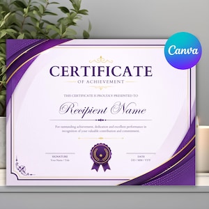 Könnte beinhalten: Eine Vorlage für eine Leistungsurkunde mit hellviolettem Hintergrund sowie dunkelvioletten und goldenen Zierrändern. Der Text lautet Certificate of Achievement, This certificate is proudly presented to, Recipient Name und Signature.