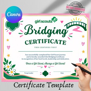 Puede incluir: Una plantilla de certificado de puente Girl Scouts con una ilustración de puente verde, margaritas y corazones rosas. El texto dice Bridging Certificate, This certifies that y Once a Girl Scout, Always a Girl Scout, con líneas en blanco para líder y fecha.