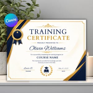 Op de afbeelding: Een wit trainingscertificaat met marineblauwe en gouden accenten. De tekst luidt TRAINING CERTIFICATE, PROUDLY PRESENTED TO, Olivia Williams, COURSE NAME, Linda B. en May 18, 2025. Het bevat een gouden zegel, een icoon van een baret en randen.