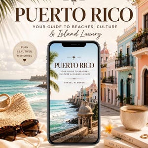 Könnte beinhalten: Ein Smartphone zeigt einen digitalen Reiseplaner mit dem Titel Puerto Rico: Your Guide to Beaches, Culture & Island Luxury. Der Bildschirm zeigt eine Küstenszene mit historischer Architektur, umgeben von einer Sonnenbrille, einer Strohtasche und Büchern.