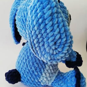 Può includere: Una tazza di ceramica bianca con manico nero e la scritta "But First, Coffee" in nero, con un carattere a mano. La tazza è su una superficie bianca.