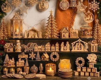 Könnte beinhalten: Eine Sammlung lasergeschnittener Weihnachtsdekorationen aus Holz, darunter hängende Ornamente, eine Laterne, eine Krippe, ein Baum, Häuser, ein Schneemann, ein Schlitten, ein Kranz, ein Sparschwein und Buchstabenwürfel mit filigranen Mustern.