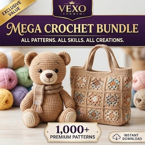 Op de afbeelding: Een gehaakte teddybeer met een sjaal en een bijpassende gehaakte tas gemaakt van granny squares, omringd door diverse bollen garen. De afbeelding bevat de tekst VEXO STUDIO, MEGA CROCHET BUNDLE, ALL PATTERNS. ALL SKILLS. ALL CREATIONS., 1,000+ PREMIUM PATTERNS en INSTANT DOWNLOAD.