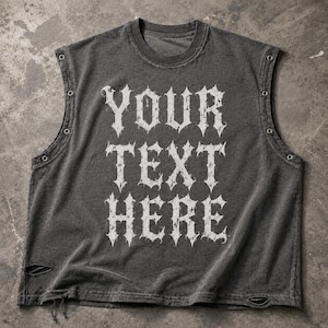 Op de afbeelding: Een antracietgrijs mouwloos shirt met een verwassen afwerking, voorzien van de witte tekst "YOUR TEXT HERE" in een grillig, gotisch lettertype. Het kledingstuk heeft metalen ringen bij de armsgaten en kleine rafelige gaten in de onderzoom.
