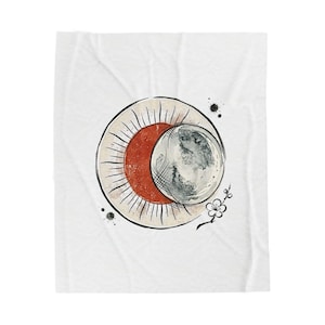 Peut inclure: Couverture blanche avec un motif céleste. Le motif comprend un croissant de lune rouge, une lune grise et blanche et un cercle beige avec des lignes rayonnantes. Des éclaboussures d'encre noire et une brindille florale complètent le motif.