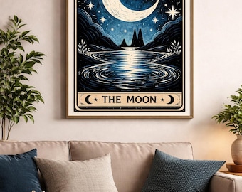 Könnte beinhalten: Gerahmter Kunstdruck mit einer Mondlandschaft, Sternen und einem See, der das Mondlicht reflektiert. Die dominierenden Farben sind Blau und Weiß, mit dem Schriftzug "THE MOON" am unteren Rand. Das Bild hängt über einem beigen Sofa.