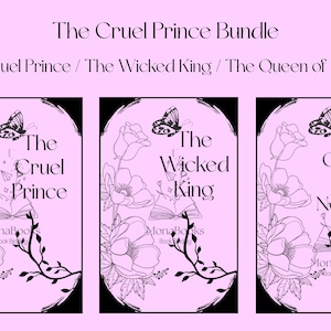 Puede incluir: Un conjunto de tres portadas de libros sobre un fondo rosa claro. Cada portada presenta un dise&ntilde;o floral en blanco y negro, una mariposa y los t&iacute;tulos "The Cruel Prince", "The Wicked King" y "The Queen of Nothing".