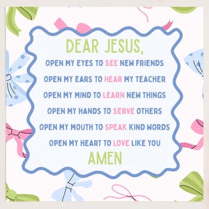 Könnte beinhalten: Ein quadratischer Druck mit blauem Wellenrand zeigt den Text „LIEBER JESUS“ und ein Gebet. Der Druck ist mit Schleifenillustrationen in Rosa, Blau und Grün verziert. Ein pinkfarbener Digital-Download-Aufkleber befindet sich oben links.