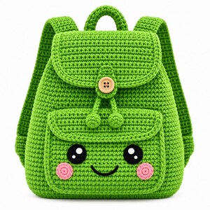 Pode incluir: Uma mochila de croch&ecirc; verde brilhante com um bolso frontal apresentando um design de rosto sorridente, incluindo olhos pretos, boca preta e bochechas circulares rosas. A bolsa tem uma aba superior presa por um bot&atilde;o de madeira claro.