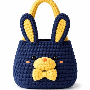 Può includere: Una borsa all'uncinetto blu navy a forma di coniglio. La borsa ha dettagli gialli sulle orecchie, sul naso e sul papillon. Anche il manico è giallo. La faccia del coniglio ha occhi neri e guance arancioni.