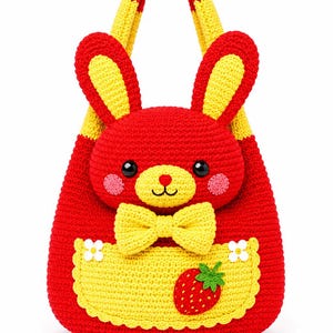 Puede incluir: Un bolso de mano con forma de conejo tejido a ganchillo en rojo y amarillo. El bolso presenta una cara de conejo con pajarita amarilla, mejillas rosas y un bolsillo amarillo con una aplicación de fresa y flores. Las asas y las orejas son amarillas y rojas.
